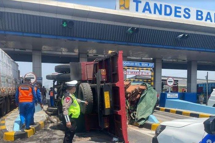 Honda Brio kejatuhan kayu yang lagi dimuat truk di gerbang tol Tandes Barat Surabaya