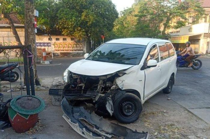 Toyota Avanza beradu dengan Honda Brio, seorang lansia meregang nyawa
