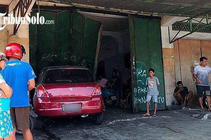 Suzuki Swift tabrak bengkel di Boyolali, Brio dan mobil lannya yang sedang diperbaiki kana apesnya