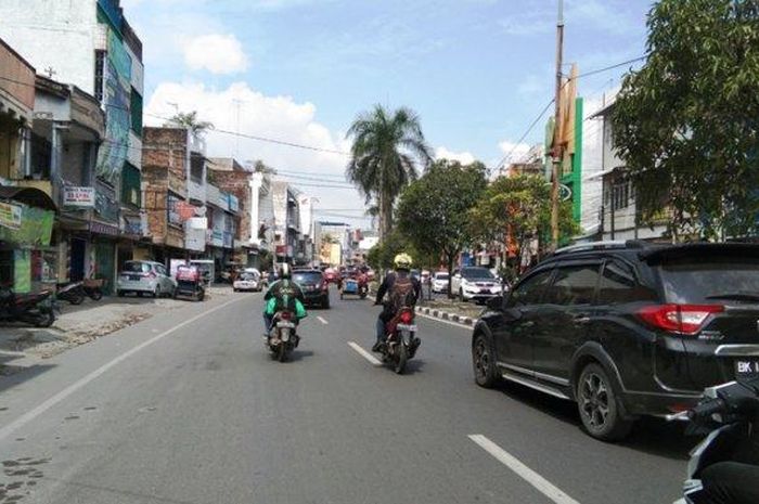 Jalan Letjen Jamin Ginting yang membentang dari kota Medan, kabupaten Deli Serdang hingga kabupaten Karo menjadi jalan raya terpanjang di Indonesia
