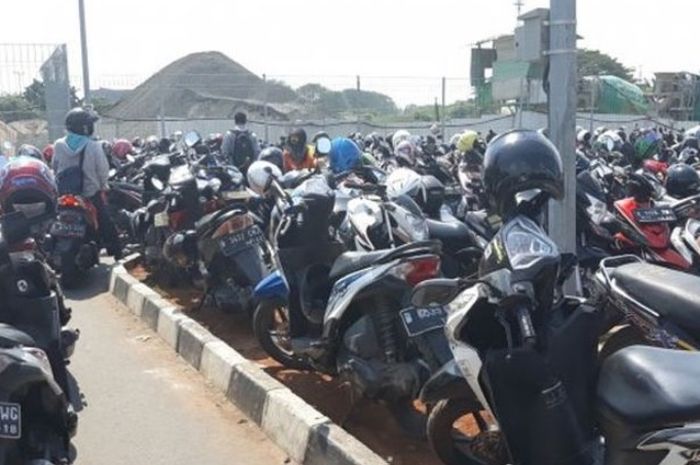Parkir motor perhatikan karcis parkir karena bisa bikin rugi, pengelola parkir sudah melanggar hukum.