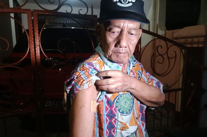 Sosok Amir (70) lansia menunjukan bekas tembakan airgun dari para pelaku maling motor yang Ia gagalkan