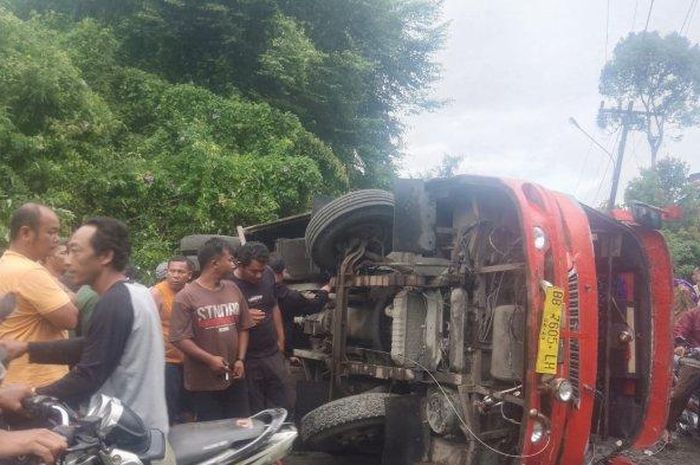 Microbus yang mengangkut 45 pelajar terguling akibat tak kuat menanjak di desa Nangga Jati Hutapadang, Arse, Tapanuli Selatan, 27 siswa luka-luka