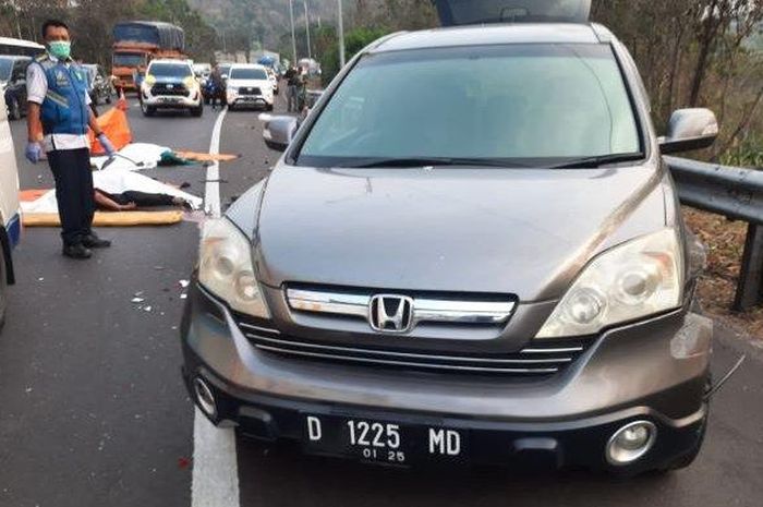 Dua penumpang Honda CR-V tewas usai dihantam truk saat sedang ganti ban di bahu jalan Tol Cipularang