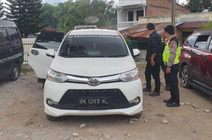 Toyota Avanza yang terlibat kecelakaan dengan Yamaha V-Ixion di desa Nauli, Sigumpar, Toba, Sumatera Utara