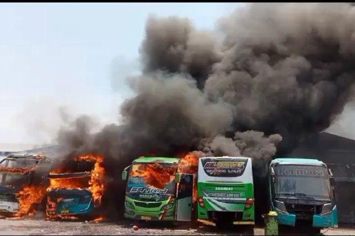 Ada 5 unit bus yang terbakar di garasi PO Sahabat Cirebon saat instalasi kelistrikan 
