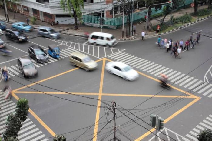 Kotak kuning di perempatan jalan disebut juga dengan yellow box junction.