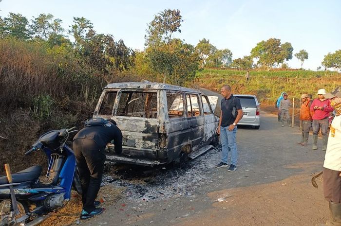 Toyota Kijang Super milik pelaku maling alpukat di kebon wilayah desa Pagergodong, desa Sepakung, Banyubiru, kabupaten Semarang dibakar massa
