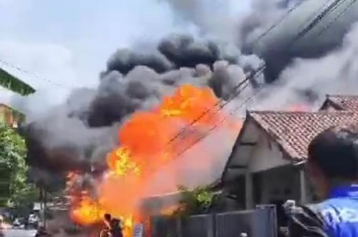 Kebakaran yang melanda pom bensin mini milik warga India di desa Mulyamekar, Tanjungkerta, kabupaten Sumedang, Jawa Barat