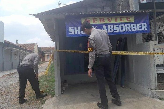Polisi amankan area bengkel servis sokbreker di Jl Jenderal Sudirman No 235 Ciamis, Jawa Barat karena ditemukan mayat membusuk