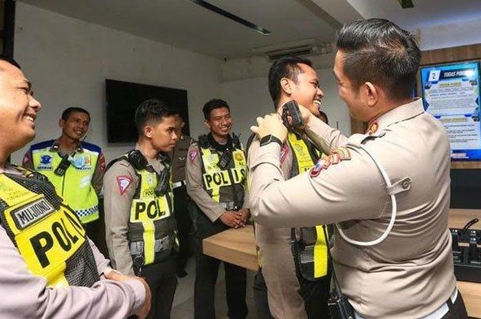 Polrestabes Surabaya melengkapi rompi baru Polisi Lalu Lintas dengan mata-mata elektronik alias bodycam