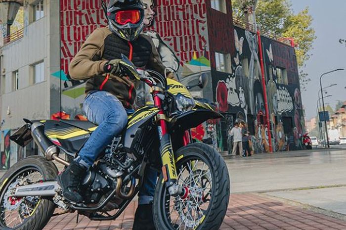 karena bergenre supermoto, ban yang dipakai adalah tipe aspal.