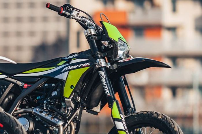 Penampakan Fantic XMF 125, Kawasaki KLX150SM bisa minder kalau ketemu supermoto ini.