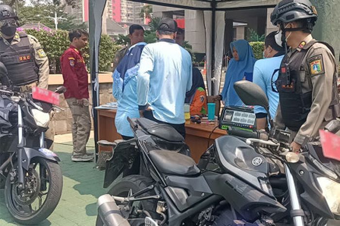 Kendaraan Dinas Operasional Satpol PP diuji emisi, 1 mobil dan 13 motor tidak lulus 