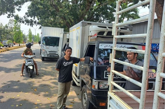 Para sopir antre beberapa kilometer demi dapatkan Solar di SPBU wilayah Bengkulu yang terasa mulai langka