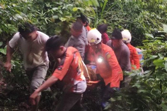 Evakuasi korban Toyota Avanza terjun ke jurang Liku Sembilan, Taba Penanjung, Bengkulu Tengah