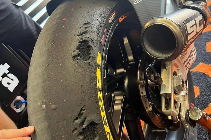 Ban Motor Sam Lowes yang rusak parah setelah sesi race Moto2 di sirkuit Mandalika