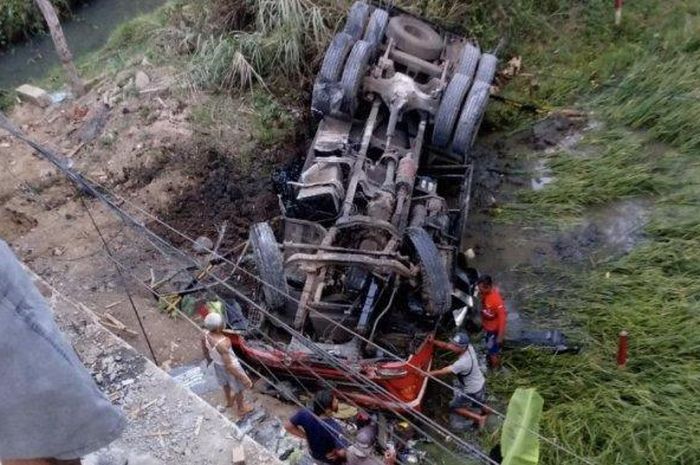 Truk tangki melaju liar di jalan meurun usai rem blong, remaja berusia 19 tahun meregang nyawa