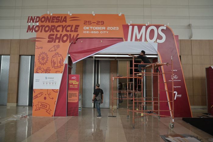 Ajang pameran IMOS+ 2023 akan dibuka esok hari, puluhan brand motor dan industri pendukung sudah siap mejeng.