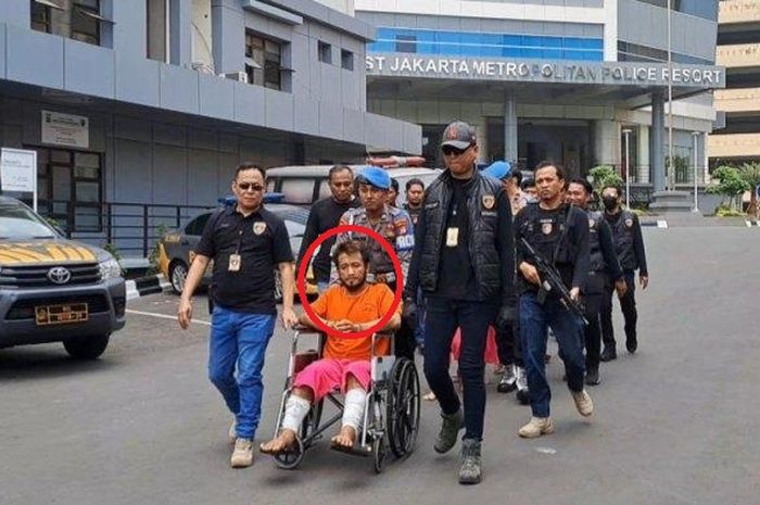 Dalam lingkaran merah Toto (27), Kapten Pencurian Motor Bersenjata Api dibekuk Satreskrim Polres Metro Jakarta Barat