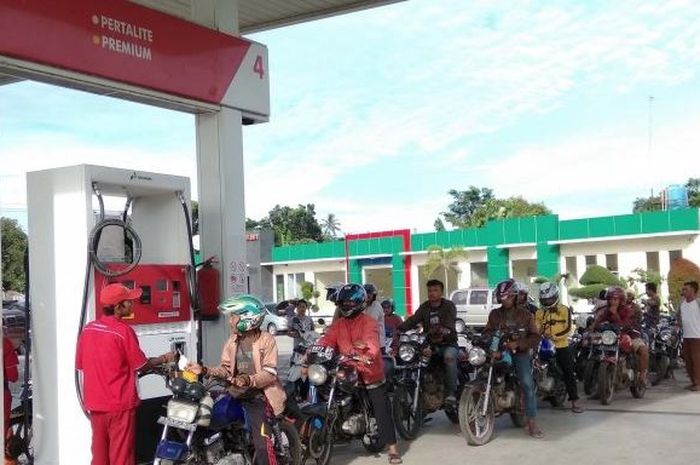 Ilustrasi isi bensin pakai Suzuki Thunder 125