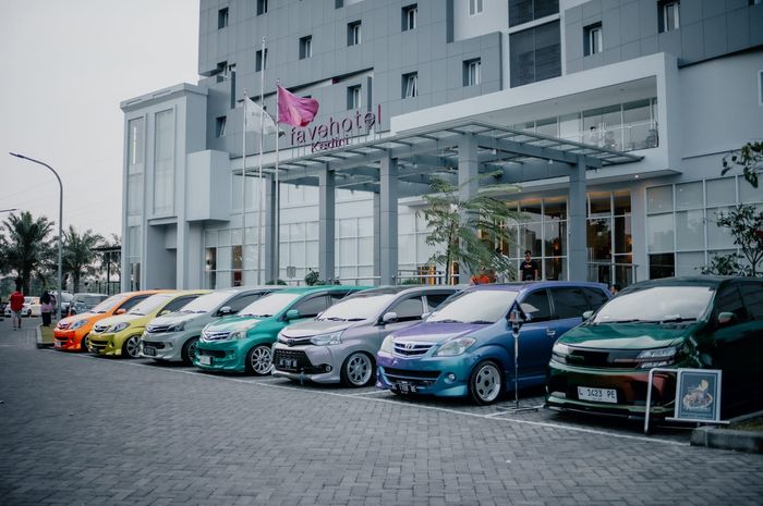 Mobil para member AvanzaXenia Indonesia Club (AXIC) saat Kopdar Lintas Cabang dan Chapter (KLCC) ke-6 di kota Kediri, Jawa Timur