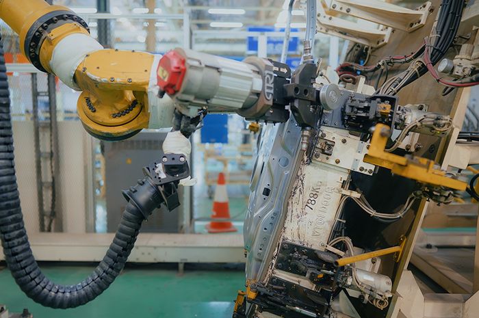 Contoh penggunaan robotik pada proses operasional di Isuzu Fujisawa Plant, Jepang.