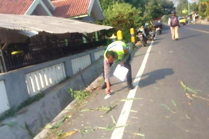 Polisi olah TKP kecelakaan Daihatsu Ayla yang membuat Kepala Desa (Kades) Boto, Lumbang, Probolinggo