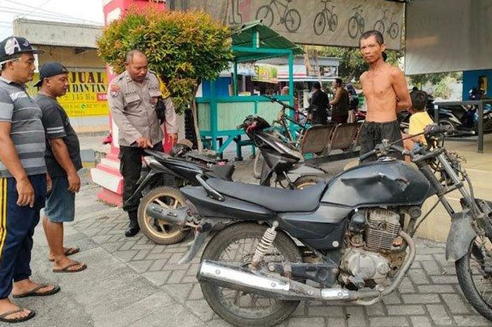 Honda MegaPro dan BeAT yang jadi barang bukti kecelakaan maut di jalan raya Sambi-Kras, desa Sambi, Ringinrejo, Kediri