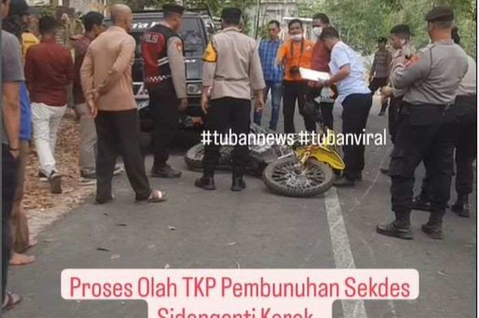 Olah TKP pembunuhan tragis Sekdes Sidonganti, Kretek, Tuban bernama Agus Sutrisno yang ditabrak L300 lalu dibacok