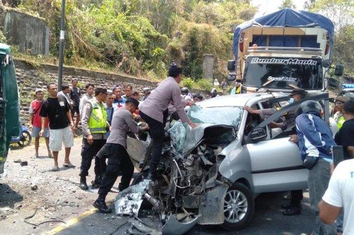 Daihatsu Xenia hancur lebur di ruang mesin akibat tabrak bus kecil di jalan raya Denpasar-Gilimanuk, Banjar Pengasahan, Lalanglinggah, Selemadeg Barat, Tabanan, Bali