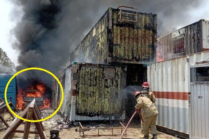 Dalam lingkaran kuning, Mitsubishi Strada bersama 8 box kontainer terbakar di gudang perusahaan Migas di Trucuk, Bojonegoro