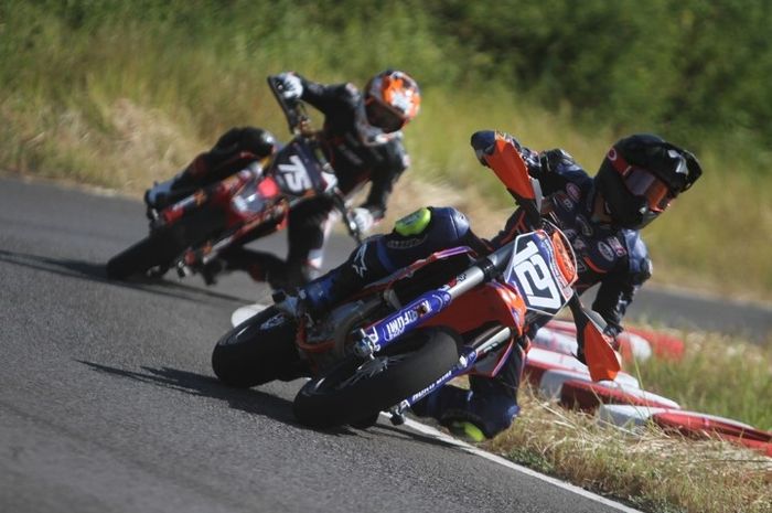 Dua pembalap dunia siap ramaikan seri pamungkas kejurnas SuperAdventure International Supermoto Race akhir pekan ini, bisa nonton lewat livestream loh!