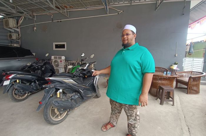 Ilham Ramadhan (27) menunjukan lokasi pencurian Honda BeAT milik rekannya meski lokasi sudah diportal