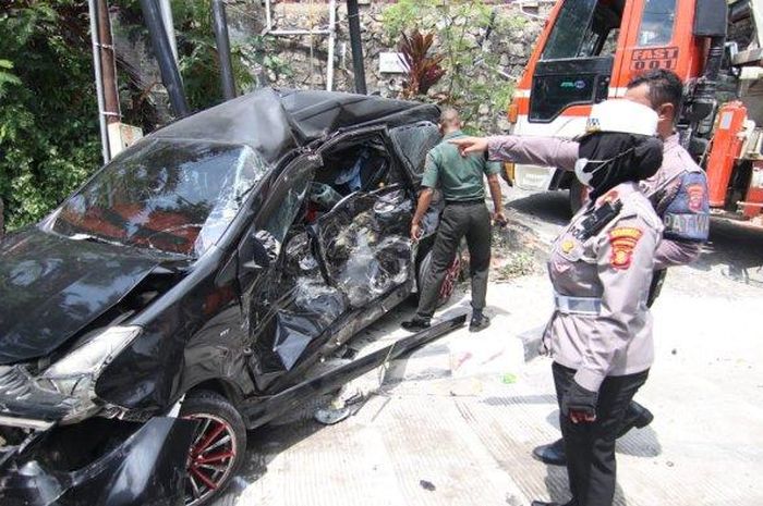 Kondisi Toyota Avanza, satu dari 5 mobil dan 1 motor yang hancur lebur dihantam truk pompa beton di Muara Rapak, Balikpapan Utara, kota Balikpapan, Kalimantan Timur
