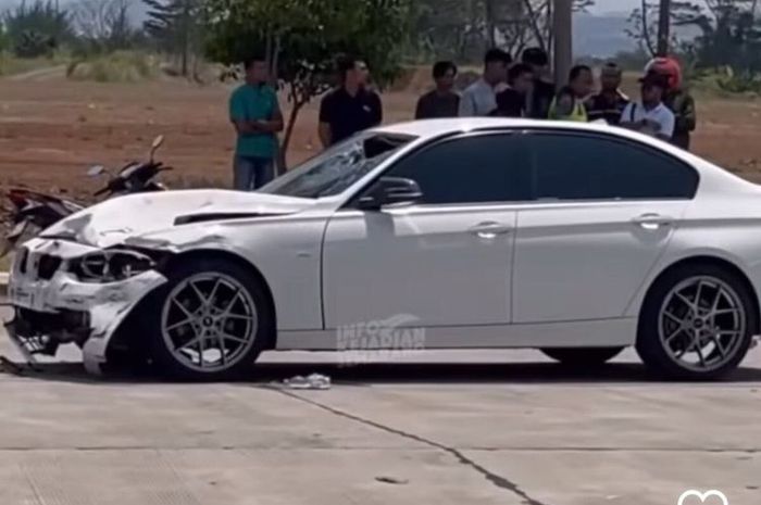 Adu banteng BMW 320i vs Astrea Grand di Semarang. Satu nyawa melayang