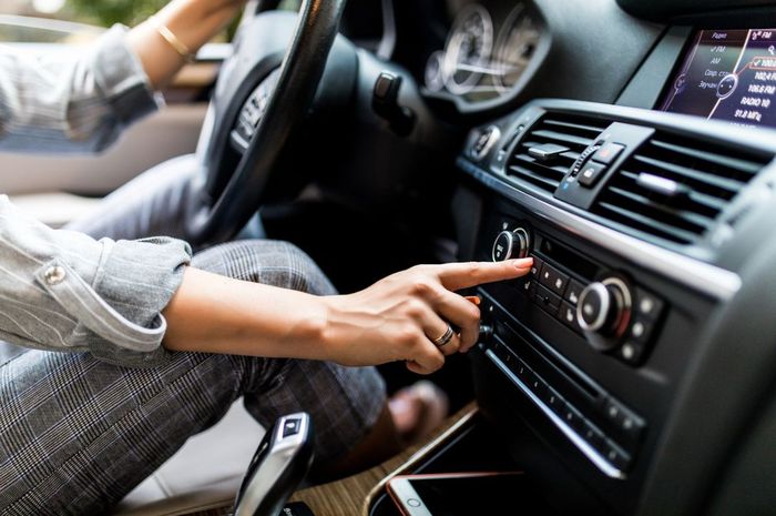 ILUSTRASI. Ada komponen AC mobil seperti filter oli mesin yang perlu diganti secara berkala.