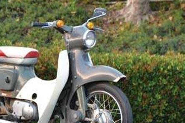 Penampakan Kawasaki 125B7, motor bebek klasik mirip Honda Super Cub yang suspensi belakangnya mirip motor sport.