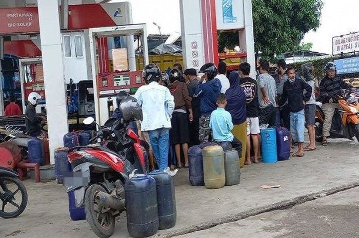 Ilustrasi: Penimbun BBM subsidi di Kabupaten Mura, Sumatera Selatan kocar-kacir karena laporan warga ke polisi, terancam denda maksimal Rp 60 miliar.