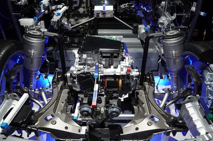 Teknologi motor listrik baru yang ditampilkan oleh Aisin di Japan Mobility Show 2023.
