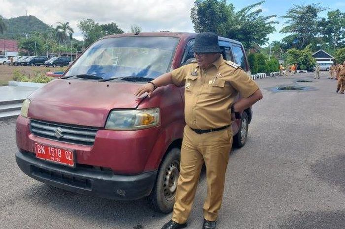 Pj Bupati Bangka, Muhammad Haris saat pose foto dengan Suzuki APV pelat merah BN 1518 QZ yang dulu pernah menjadi mobil dinasnya saat jadi camat Mendobarat