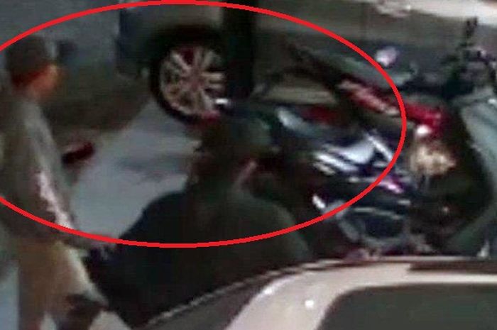 Dalam lingkaran merah dua bandit maling Honda Vario 125 di rumah kost Jl Siwalankerto VIII, Gayungan, Surabaya