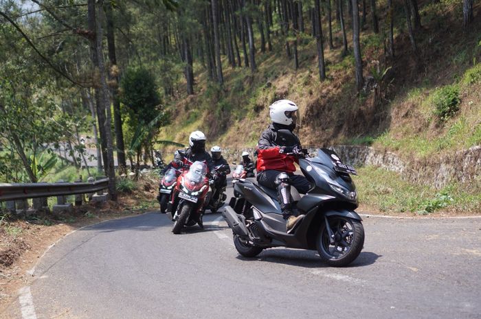 Ilustrasi touring melintasi Sumatera naik motor 
