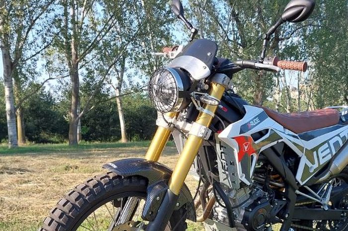 Penampakan Vent X-Rude 125, motor trail 125 cc bergaya scrambler retro yang tenaga mesinnya ngalahin Kawasaki KLX150.