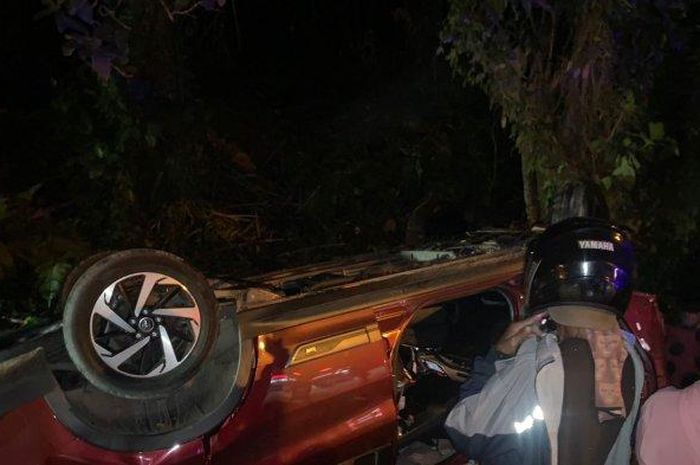Toyota Rush terbalik usai tarak dua pengendara motor hingga tewas di kota Jayapura, Papua