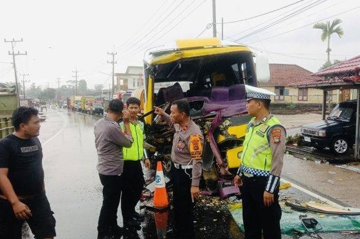 Evakuasi korban kecelakaan bus mini Vs truk tangki di jalan raya desa Nibung, Koba, Bangka Tengah, Bangka Belitung