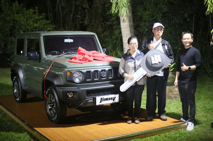 Pemenang unit Suzuki Jimny konsumen wanita dari Jember.