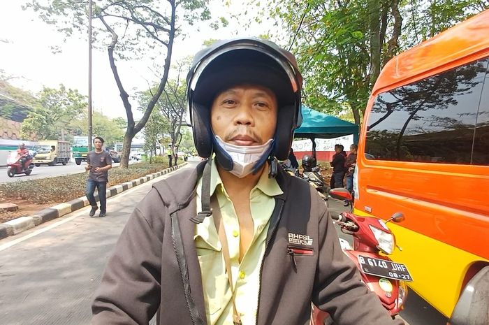 Agus (50) pengendara motor yang kejaring razia uji emisi di Jl Lodan Raya, Ancol, Pademangan, Jakarta Utara