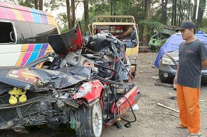 Satu unit Mitsubishi Lancer gepeng usai menabrak bagian belakang truk di Tol Cipularang KM 93B, Rabu (1/11/2023) malam. Satu orang meninggal dunia.