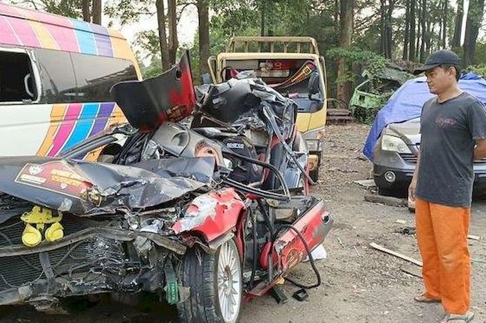 Satu unit Mitsubishi Lancer gepeng usai menabrak bagian belakang truk di Tol Cipularang KM 93B, Rabu (1/11/2023) malam. Satu orang meninggal dunia.
